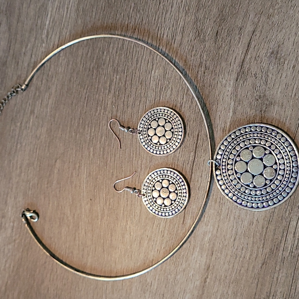 Silver necklace and matching ear rings